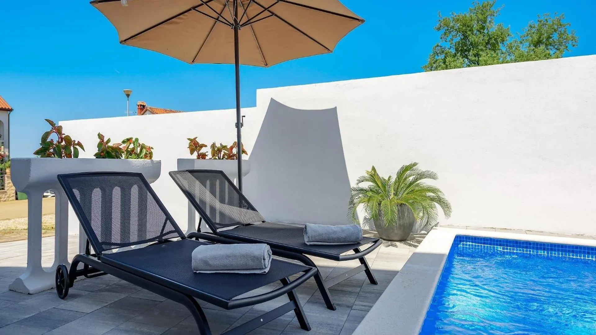 Apartment Vedran With Heated Pool, Near Porec Kukci